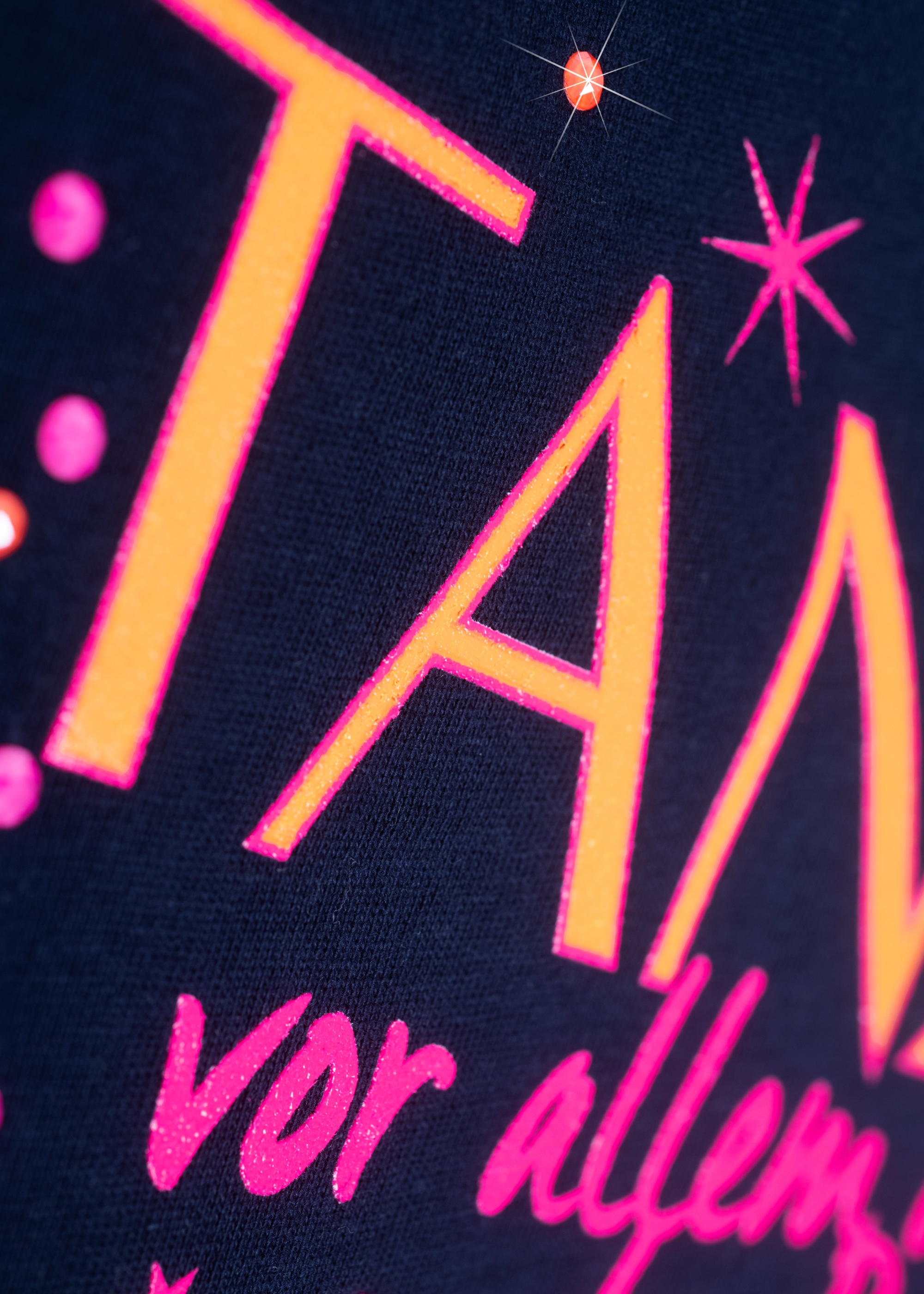 Tanze vor allem aus der Reihe Shirt